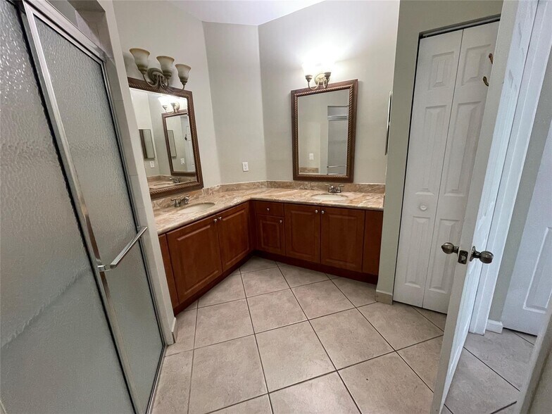 Building Photo - 5031 Madison Lakes Cir W