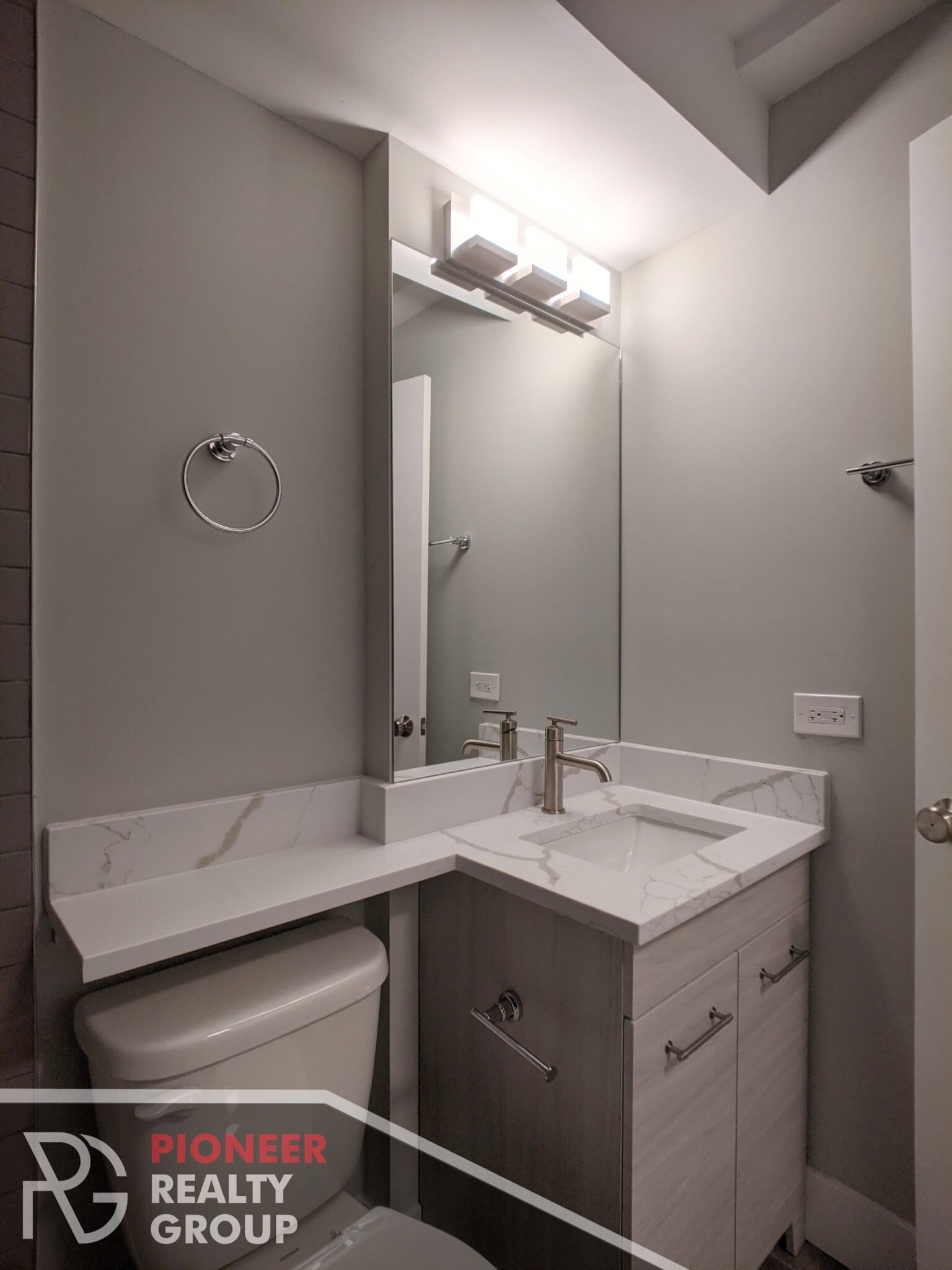 Building Photo - 456 W Barry Ave