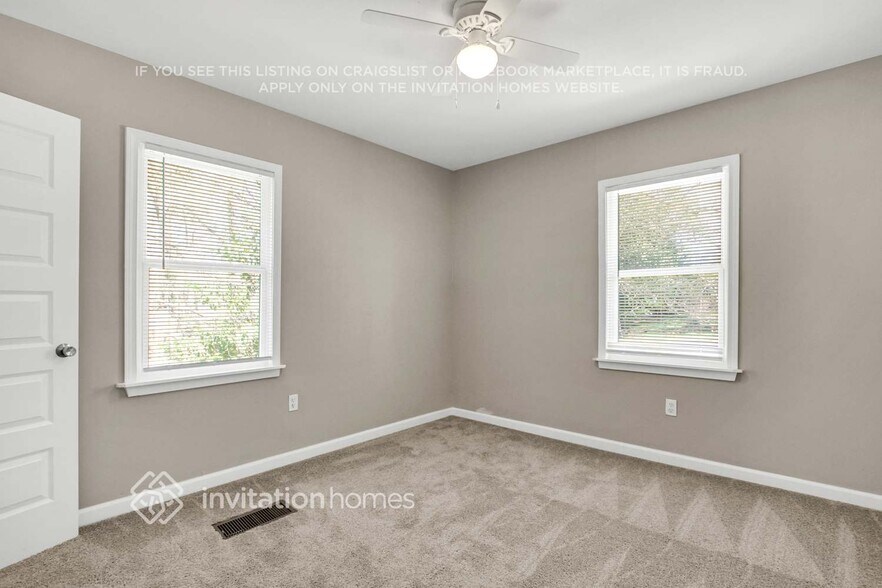 Building Photo - 2122 Holly Hill Dr