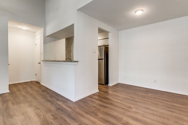 Building Photo - Lock and go GATED COMMUNITY near the night life in Addison. 2br/1ba Condo!