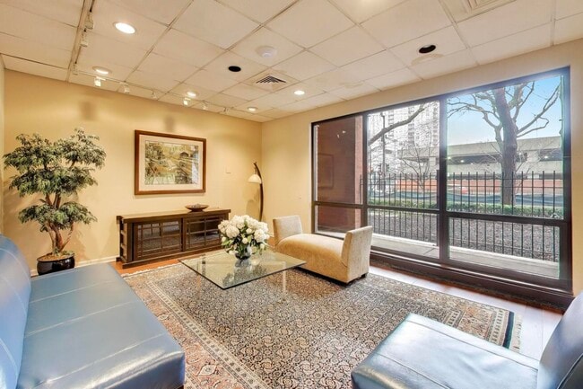 Building Photo - 899 S Plymouth Ct