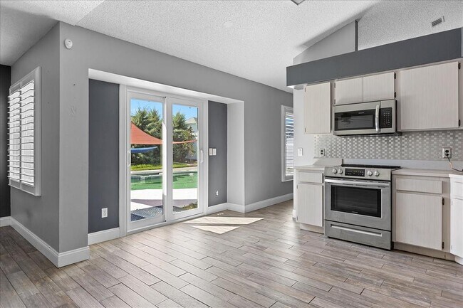 Building Photo - 5517 Loma Vista Dr E
