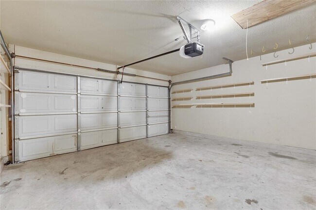 Building Photo - 1008 Balanced Rock Pl