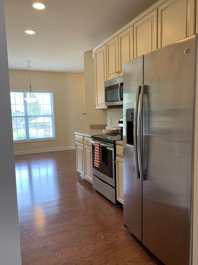 Building Photo - 2 Bedroom, 2.5 Bath Townhouse with detached one-car garage