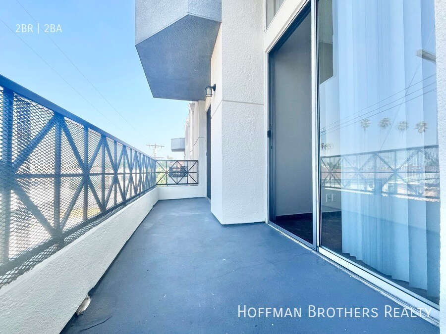 Building Photo - 945 N Serrano Ave