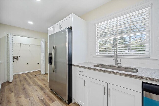 Building Photo - 1467 Thompson Pl