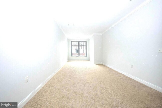 Building Photo - 300 W Elm St