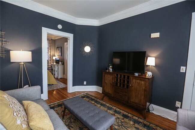 Building Photo - 872 University Ave