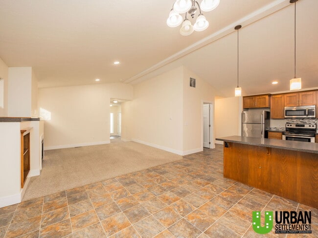 Building Photo - 9820 E Knox Ave