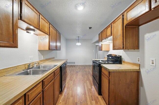 Building Photo - 6708 S Creek Dr