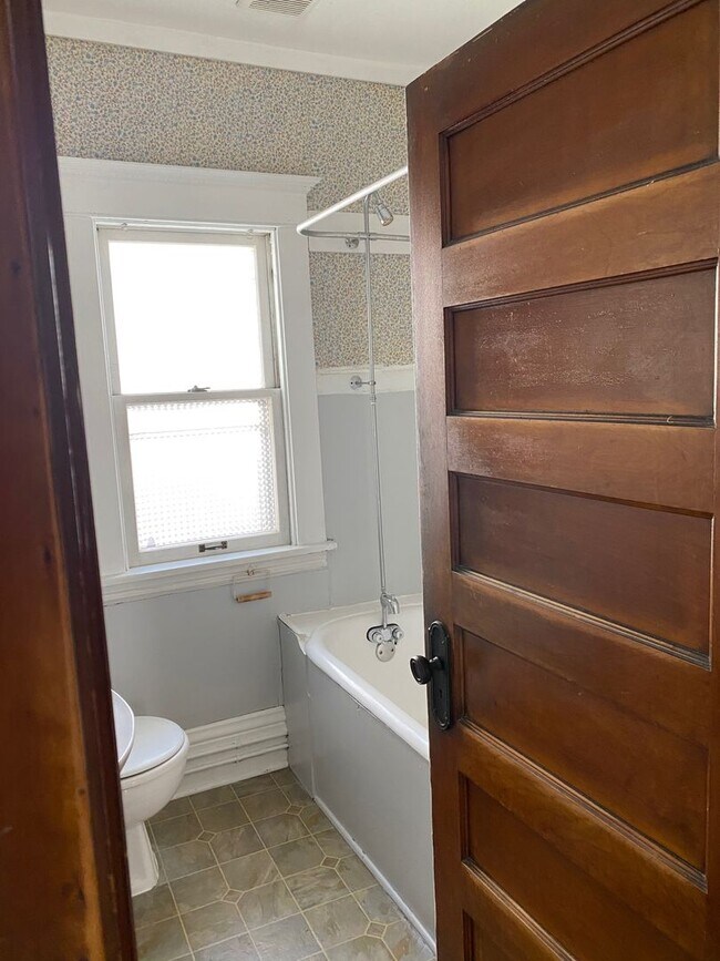 Building Photo - 5 Bedroom / 2 Bath in Dinkytown September ...