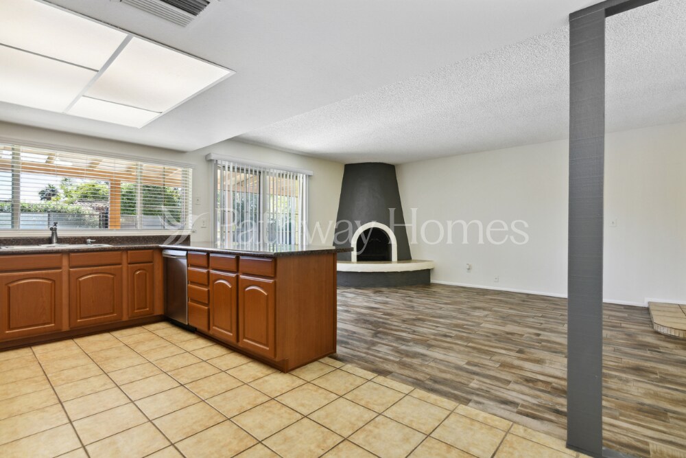 Building Photo - 807 E Country Gables Dr