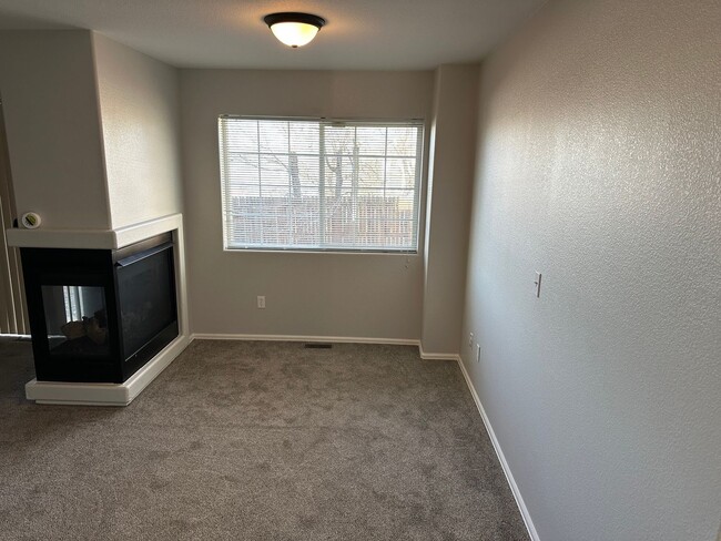 Building Photo - 3 Bedroom 2.5 Bath 2 Story Town Home 2 Car...