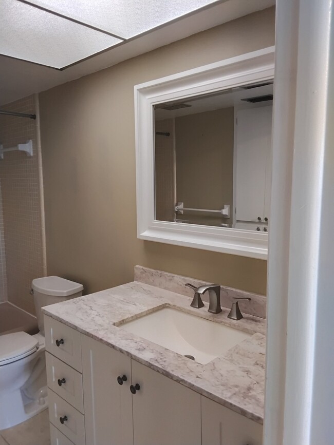 Building Photo - "Spacious 2-Bed, 2-Bath Condo in Prime Sem...