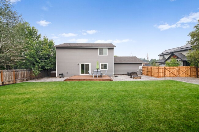 Building Photo - Charming 4Bed/3Bath Home in NE Bend with S...