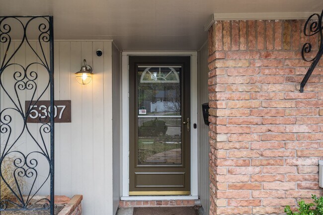 Building Photo - 5307 Poinciana Dr