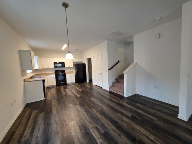 Building Photo - 3/2.5/2 Ready for Move in