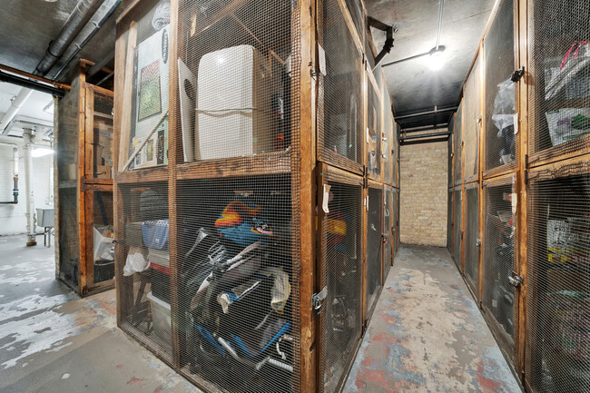 Building Photo - 7120 N Sheridan Rd