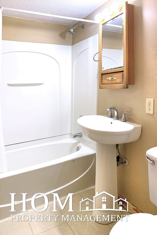 Building Photo - 108.5 Rogers St