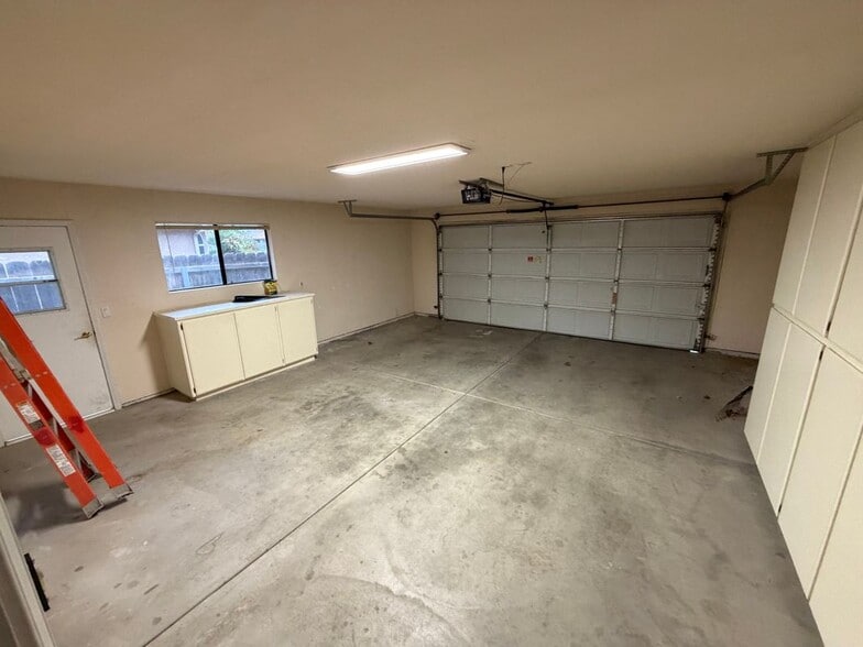 Building Photo - 385 S Acacia Dr