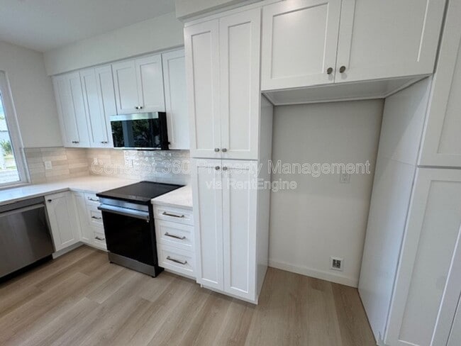 Building Photo - 6168 Briercrest Ave