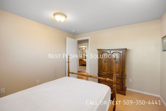 Building Photo - 1227 Fairway Dr NE