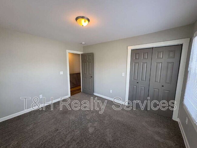 Building Photo - 639 N Gray St