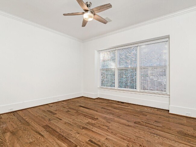 Building Photo - Beautifully built, renovated home boasts 5 BD, 5 BT, providing ample space for a growing family a...