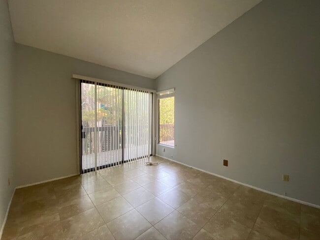 Building Photo - Woodlake Gated Condo Community 2 BD for Le...