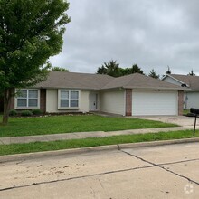 Building Photo - 3 bedroom House w/Fenced Yard