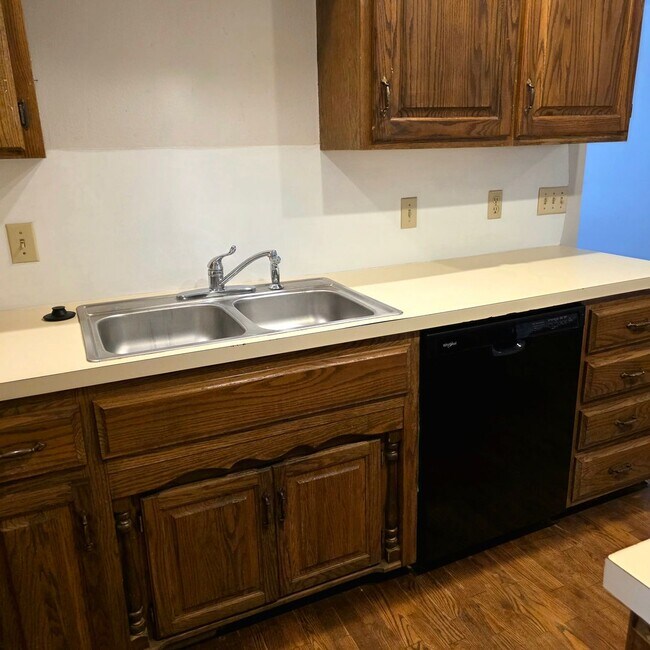 Building Photo - 2 Bed / 2 Bath / 2-Car Garage Duplex in a Great Nixa Neighborhood!