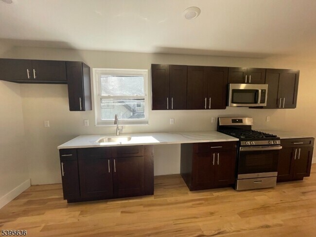 Building Photo - 119-121 Lewis St