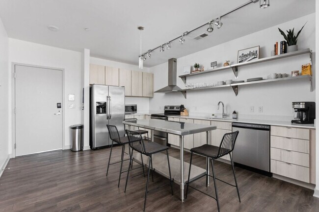 Building Photo - 747 N College Ave