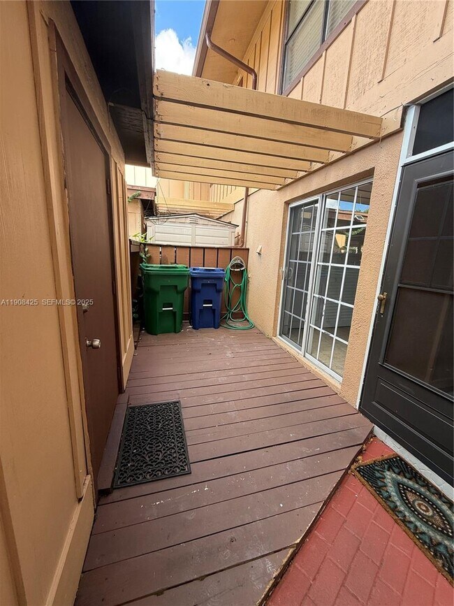 Building Photo - 9986 Royal Palm Blvd