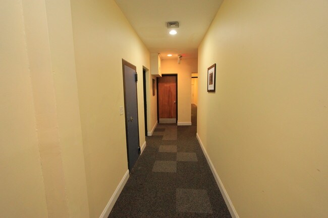 Building Photo - 32 W Market St