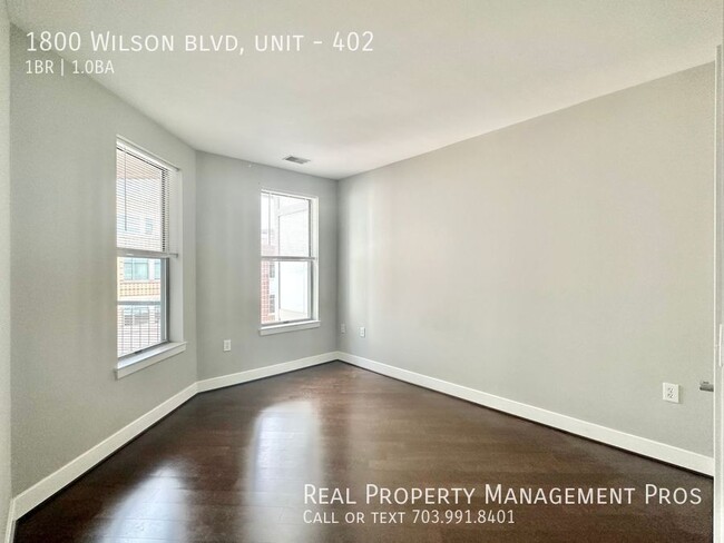 Building Photo - Walk to Rosslyn Metro! Bright and Spacious...