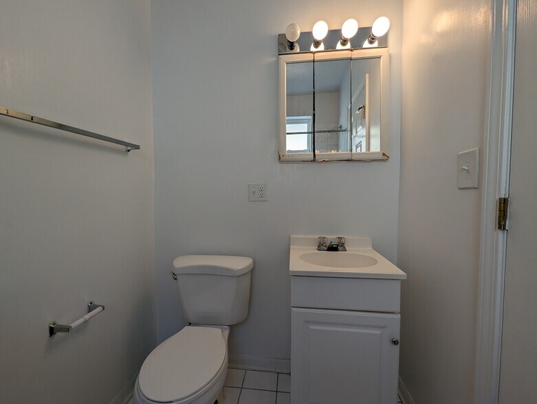 Building Photo - 928 W Dakin St