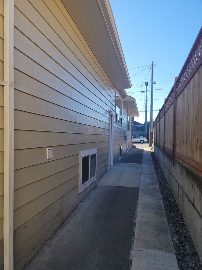 Building Photo - Loyal Heights/Ballard great fully remodele...