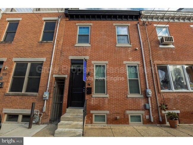 Building Photo - 533 Manton St