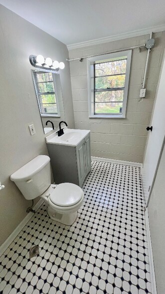 Building Photo - 1121 E Magnolia Ave