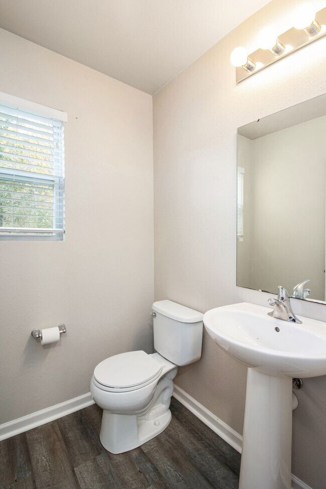 Building Photo - Newer Home near Outstanding Schools!