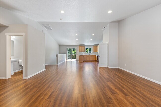 Building Photo - Spacious 4 bedroom home in Dayton