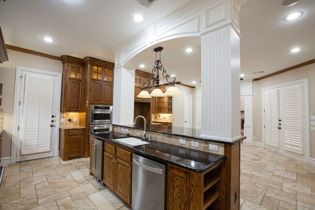 Building Photo - 8100 Rosemont Dr