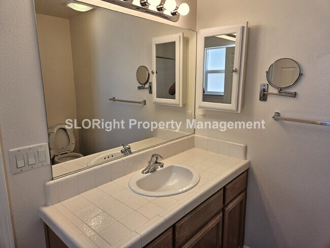 Building Photo - AVAILABLE AUGUST - Spacious 3 Bed / 2.5 Bath Templeton Condo