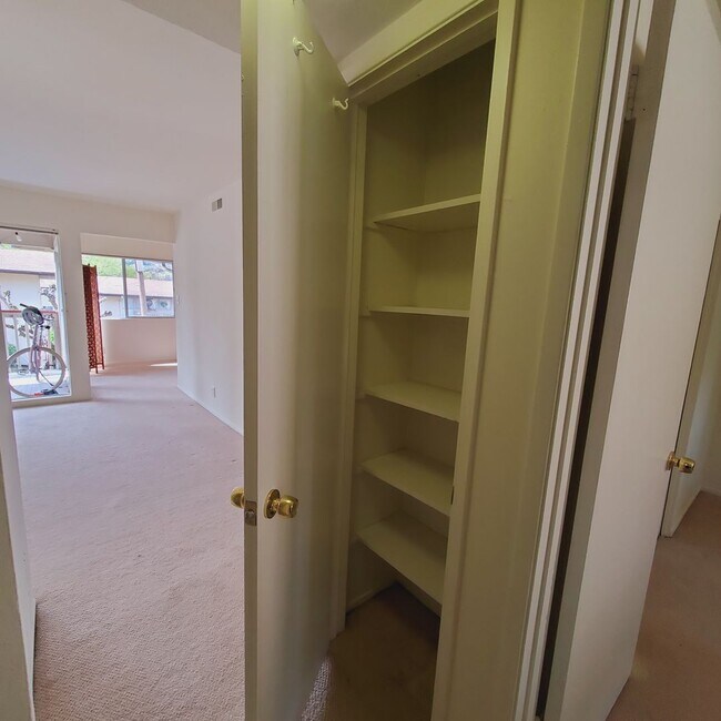 Building Photo - Pinole Crest 2 bedroom/2 bath Condo ~Light...
