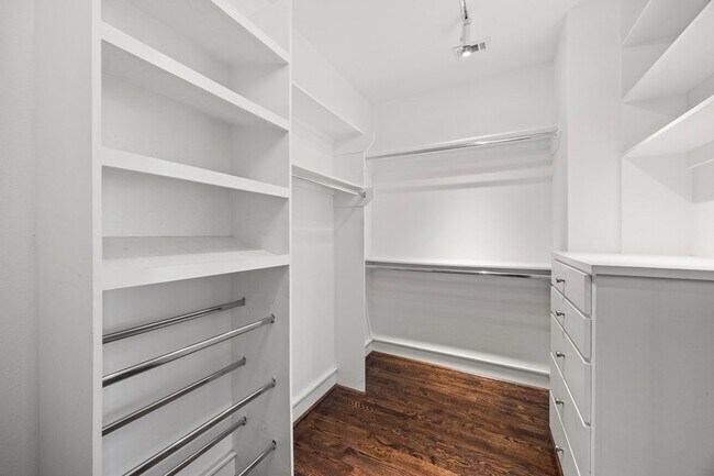 Building Photo - 5707 Schuler St