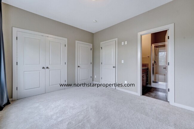 Building Photo - Stylish Multnomah Village Townhome