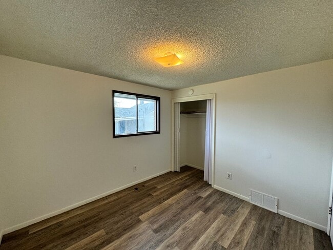 Building Photo - Spacious Split-Level 3 bed, 1 Bath Duplex ...