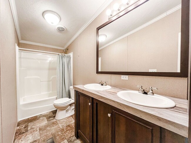 Building Photo - LOCATION! 5 mins from Carolina Beach bridg...