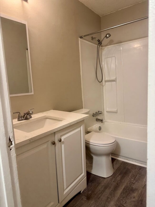 Building Photo - New Listing!